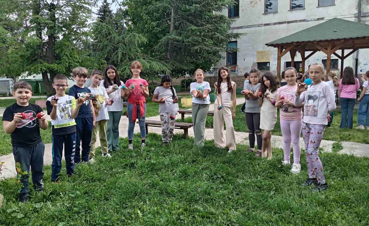 Ускршње куцање јајима у дворишту школе